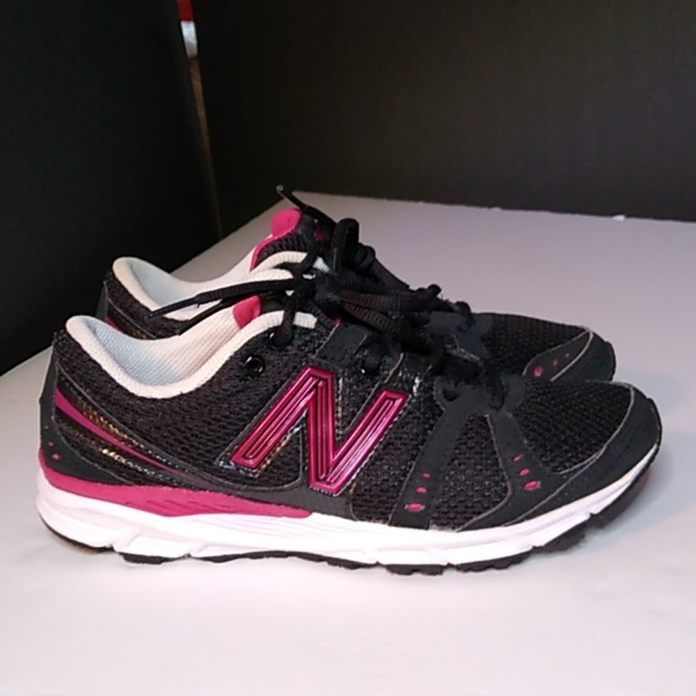 New Balance 690 . Women's running shoes , Size 6B , color . Black - Pink